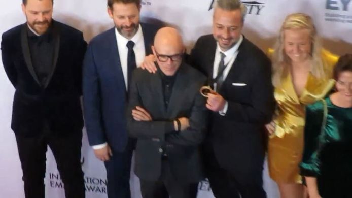 De Vlaamse delegatie met onder anderen Philippe Geubels (midden) komt aan bij het gala van de International Emmy Awards.