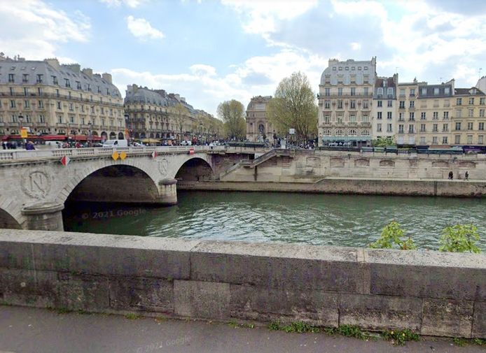 Het incident speelde zich af aan de Pont Saint-Michel in Parijs.