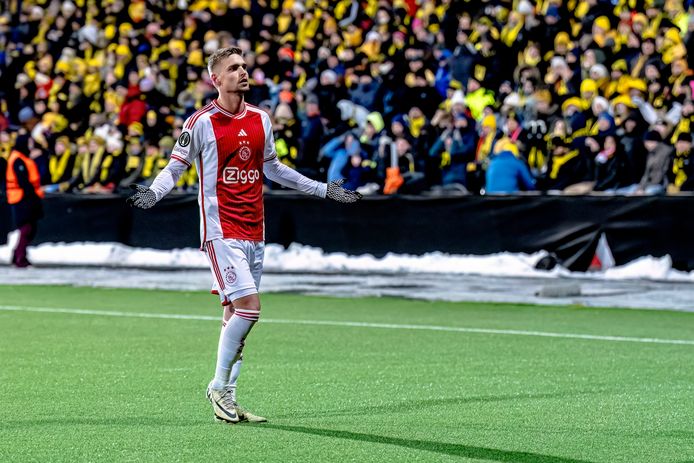 De verguisde Kenneth Taylor maakte er namens Ajax 1-2 van.