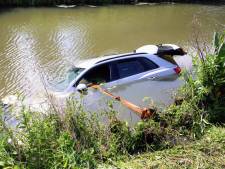 Oudere man en vrouw rijden rivier in: traumahelikopter opgeroepen