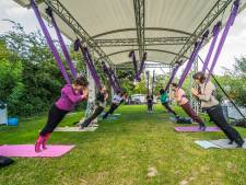 Een dagje hangen met aerial yoga: ‘Ik wil niet meer met beide benen op de grond’