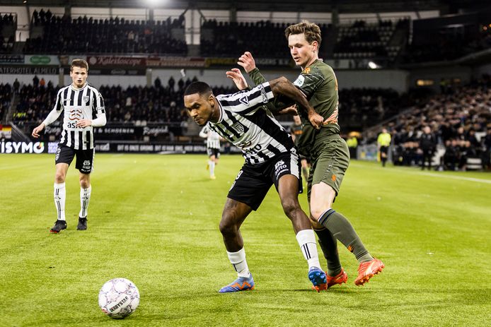 Navajo Bakboord probeert Willem II-tegenstander Max Svensson van de bal te houden.