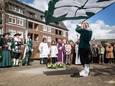 Op de begraafplaats bij de Trudokerk in Stiphout brengt het Sint Antoniusgilde een vendelgroet bij het graf van freule Constance van der Brugghen.