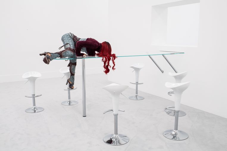 Anna Uddenberg, Precarious Patricia (2019).  Beeld Bastian Geza Aschoff / Stedelijk Museum