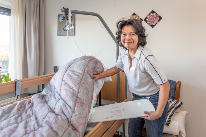 Verpleegkundige Elisa Loa van zorgcentrum Cleijenborch in Colijnsplaat deed onderzoek naar bedsensoren. Via een app kunnen zorgmedewerkers zien onder meer of cliënten ‘s nachts uit bed gekomen zijn.