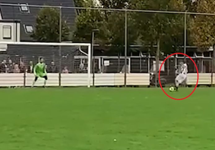 De Nederlandse amateurvoetballer Wesley Borsboom verbaasde vriend en vijand met zijn penalty.