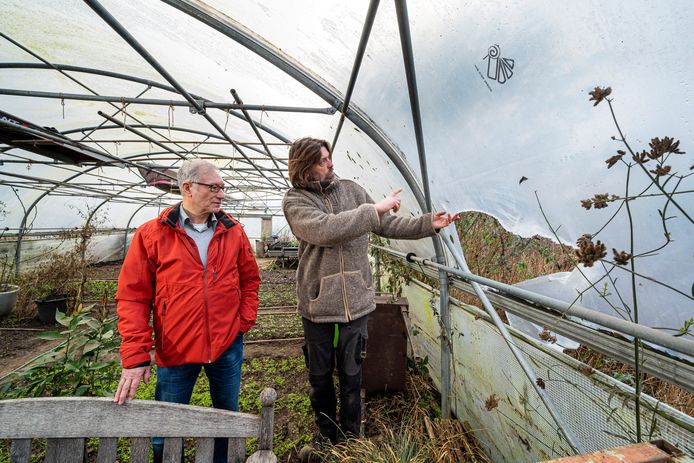 Bestuurslid Rob Klingen en Bas Roodbergen bij de vernielde kas van de Buurtakker.