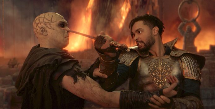 Jason Wong (links) en Regé-Jean Page (rechts) in Dungeons & Dragons: Honor Among Thieves.