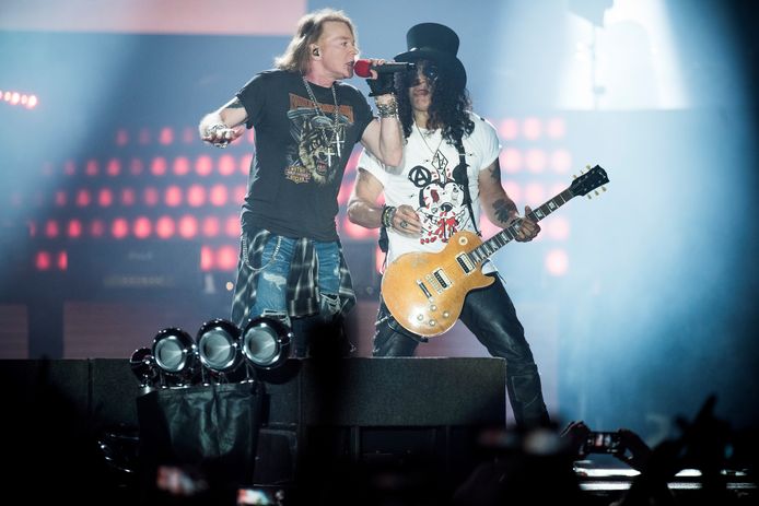 Axl Rose en Slash van Guns N' Roses tijdens een concert in Kopenhagen afgelopen zomer.