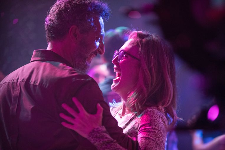 John Turturro (Arnold) Julianne Moore (Gloria) in ‘Gloria Bell’. Beeld RV