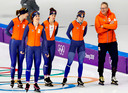 Ontspannen gezichten tijdens de training bij de ploegenachtervolging. Vlnr Lotte van Beek, Antoinette de Jong, Ireen Wüst, Marrit Leenstra en coach Geert Kuiper.