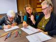 Lien de Bont (links) en Tonnie Verschure (rechts) kleuren wekelijks vol enthousiasme de Waspikse tekeningen die Saskia van Oversteeg (midden) maakt voor het project 'Kleur je dag' in De Stroming.