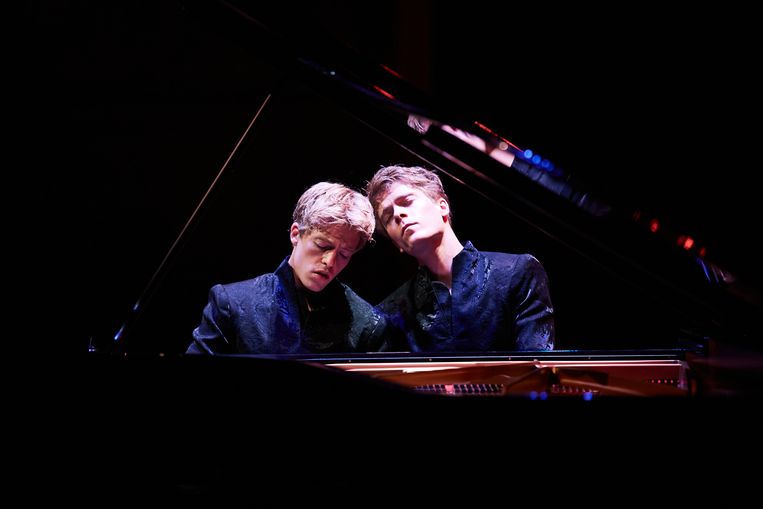 Arthur en Lucas Jussen tijdens het openingsconcert van de BankGiroLoterij ZomerSessies in het Concertgebouw. Beeld Eduardus Lee