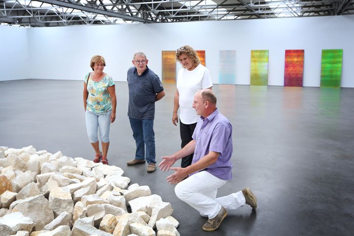 Hoewel het Museum de Pont reeds een kwart eeuw bestaat zijn er nog steeds Tilburgs die er voor de eerste keer komen. Waaronder Albert de Pont (tweede van links), familie van - inderdaad - oprichter en naamgever Jan de Pont. Het werk op de voorgrond, Planet Circel, van Richard Long maakt onderdeel uit van de vaste collectie.