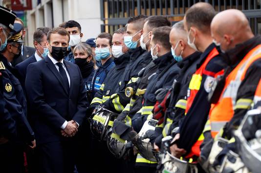 De Franse president Emmanuel Macron bezoekt de plaats van de aanval. 