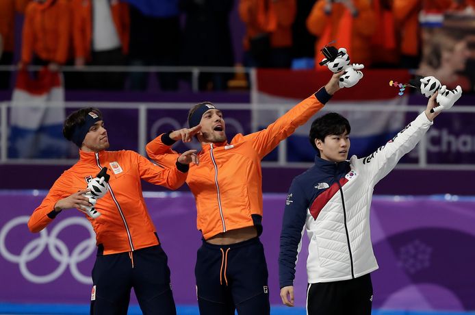 Kjeld Nuis en Patrick Roest op het podium na de 1.500 meter