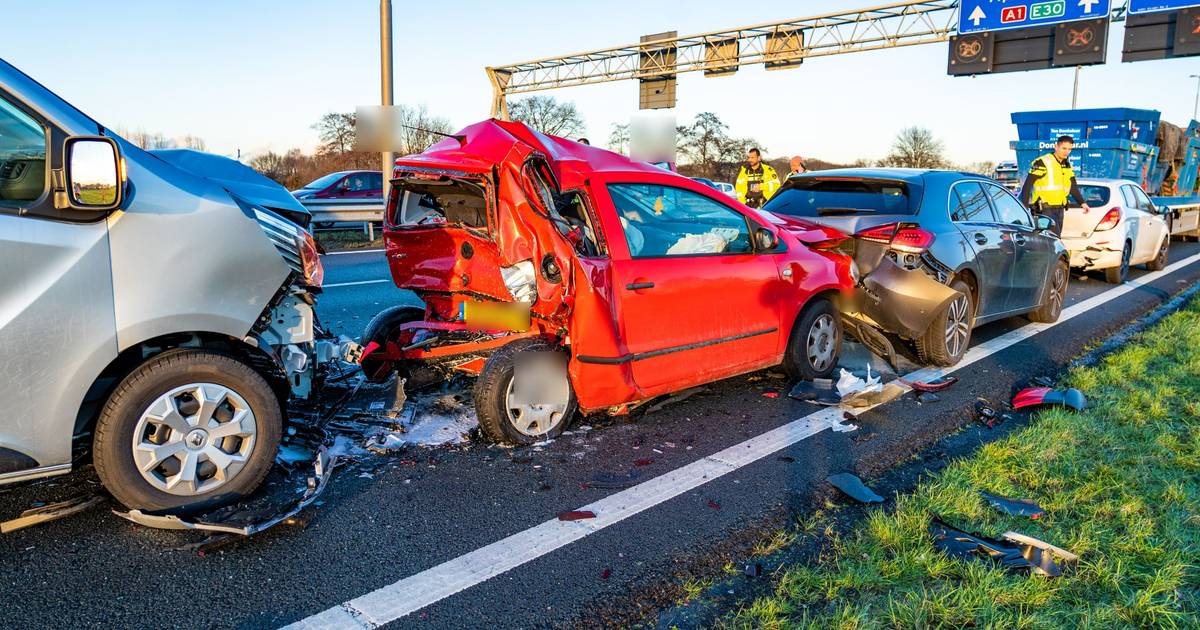 Grote ravage na kettingbotsing op A1 bij Terschuur, slachtoffer zwaargewond naar ziekenhuis