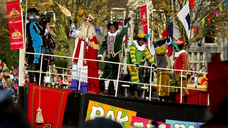 Sinterklaas afgelopen zaterdag toen hij op zijn pakjesboot in Dordrecht arriveerde. Beeld anp