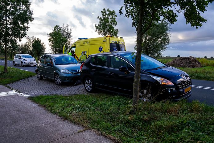 Drie auto's botsten op elkaar in Macharen.
