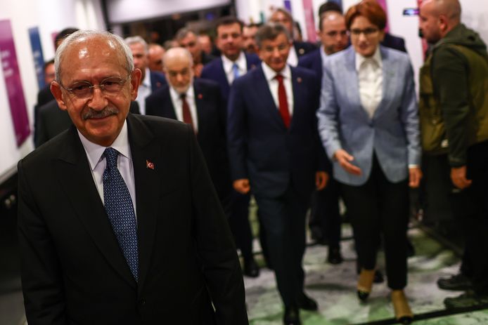 De Turkse presidentskandidaat Kemal Kiliçdaroglu achtervolgd door de leiders van de zes partijen van zijn coalitie.