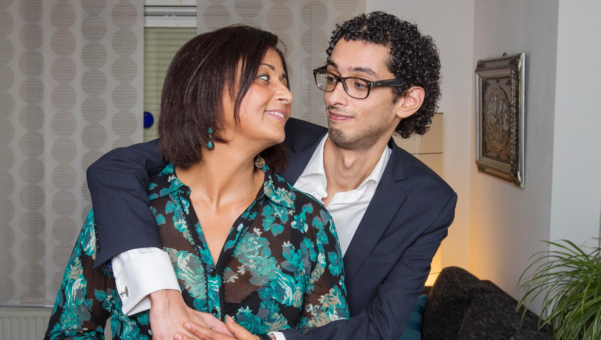 Over het geloof spreekt Khira behoedzaam, vanwege de taalbarrière. 