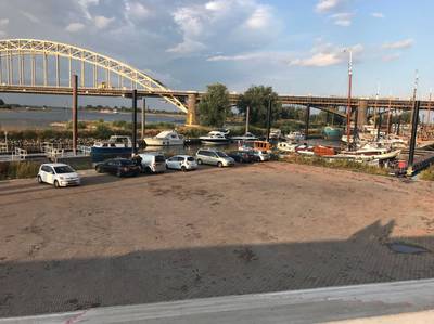 Foutje: parkeerplek aan Waalkade tòch illegaal