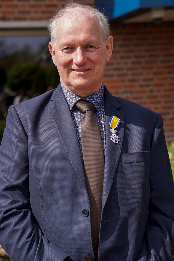 Henk Leusink (65, Genemuiden) met zijn lintje.