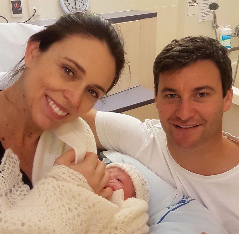 Deze week stuurde de Nieuw-Zeelandse premier Ardern kort na de bevalling een foto van haarzelf, haar pasgeboren dochtertje en haar man, de wereld in. Daar kun je ook aan denken bij het thema van de boekenweek. Beeld EPA