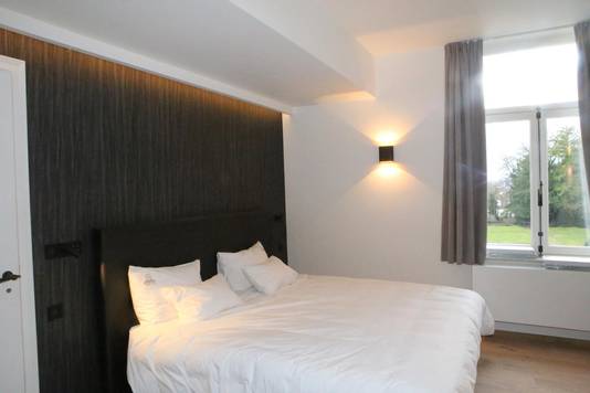 Een van de afgewerkte kamers van het hotel.