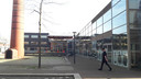 Centrum Hofdael met rechts achter de glazen pui het Weverijmuseum en creatief centrum De Wiele