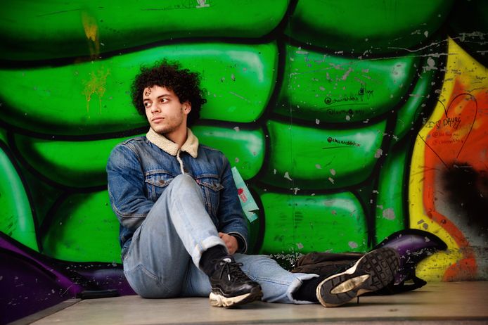 Amine Is 19 En Dakloos Ik Knoop Mijn Veters Om Mijn Enkels Anders Worden Mijn Schoenen Gestolen Dordrecht Ad Nl