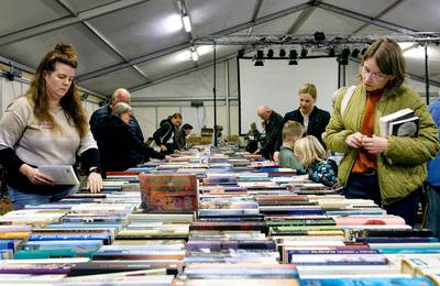 Tassen vol boeken voor een habbekrats én armoedebestrijding: Vincentiusvereniging pakt weer uit in N