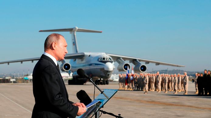 Archiefbeeld van 2017. De Russische president spreekt troepen toe aan de Hmeimim-basis.