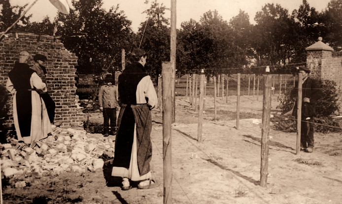 Monniken van de Achelse Kluis bij de beruchte dodelijke grensversperring.