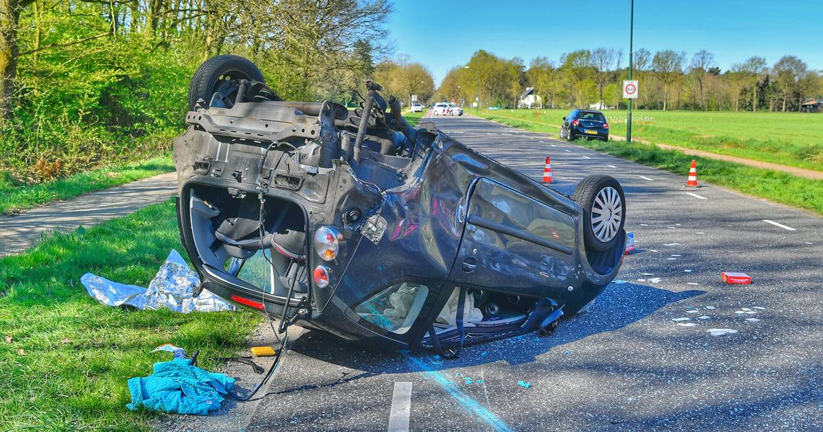 Auto belandt ondersteboven door frontale botsing in Soerendonk