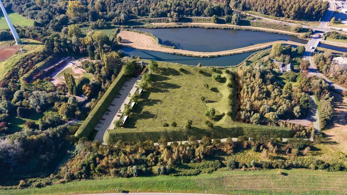 Toekomstbeelden van de nieuwe site van de Klein-Brabant Shooting Club: rondom de volledige site wordt een aarden wal van 8 meter hoog aangelegd.