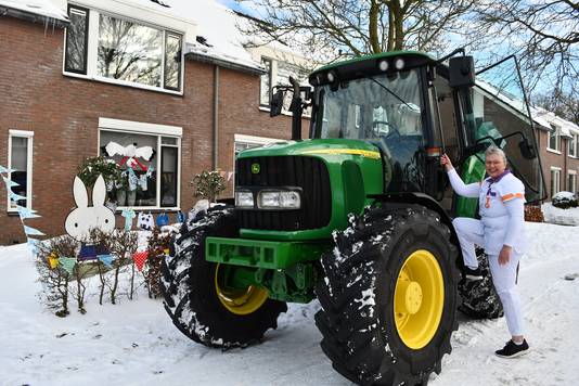 Jolanda Elbert met de tractor naar een kraamgezin in Nijverdal.