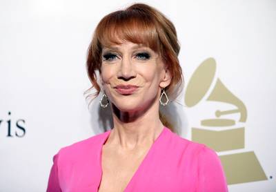 Kathy Griffin scheert hoofd kaal voor chemotherapie zus