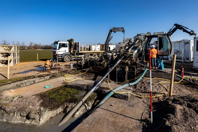 De boorinstallatie van Van Vulpen in werking in de buurt van Zuna. De pijp gaat 850 meter onder de grond door.