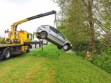 Auto met kinderen raakt van de weg in Emmeloord, bestuurder raakt gewond