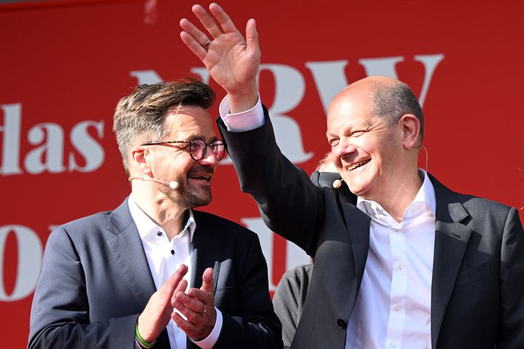 SPD-lijsttrekker Thomas Kutschaty (links) met bondskanselier en partijgenoot Olaf Scholz. Kutschaty wil het nieuwe en oude gezicht van de partij verenigen. Beeld Federico Gambarini/dpa