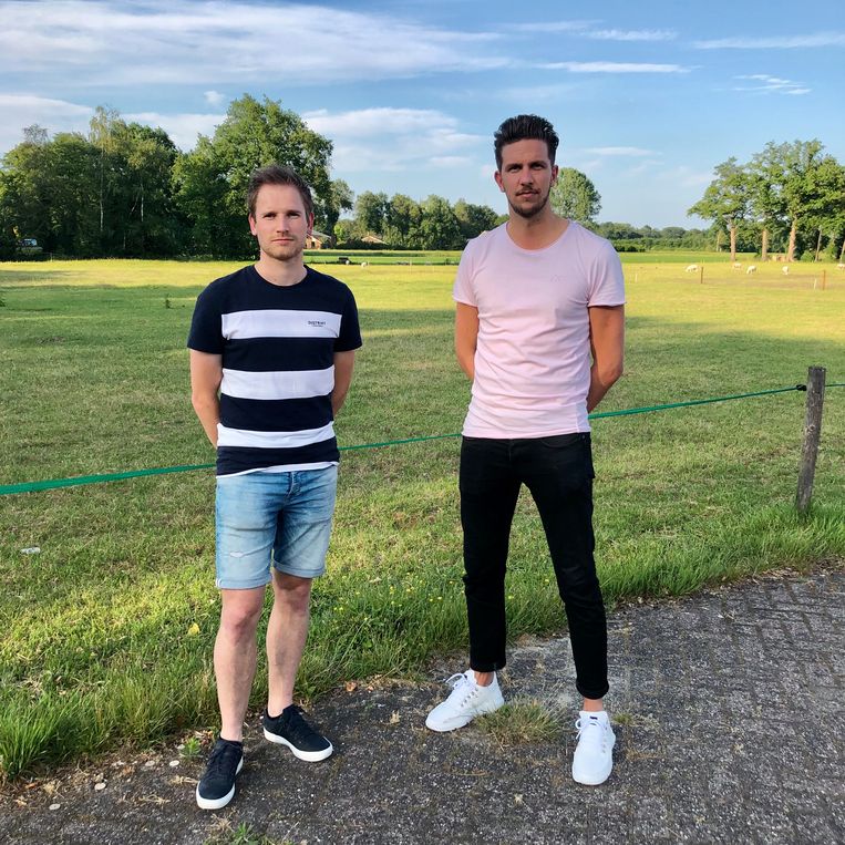 Bestuursleden Robin Raanhuis (links) en Kasper Put van Zomerfeesten Hengevelde, normaal in de wei achter hen. Beeld 