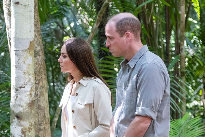 Prins William en Kate Middleton tijdens hun bezoek aan Belize, waar ze tevens te maken kregen met protest.