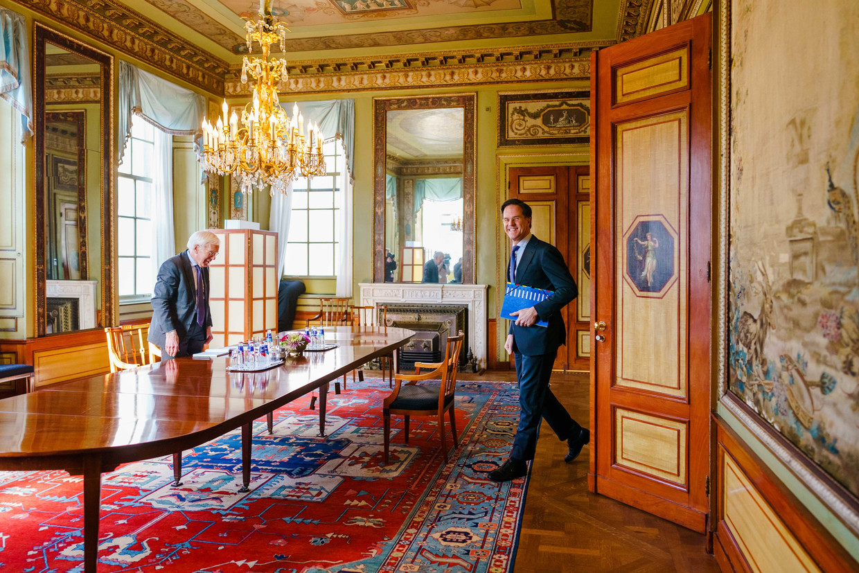 Informateur Herman Tjeenk Willink ontvangt demissionair premier Mark Rutte op 9 april 2021. Beeld EPA