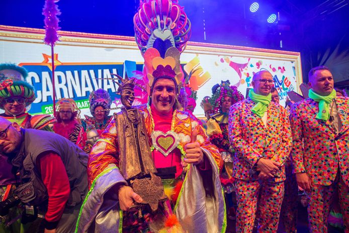 Danny Sluys, voorzitter van De Gebeure, mocht de trofee in ontvangst nemen.