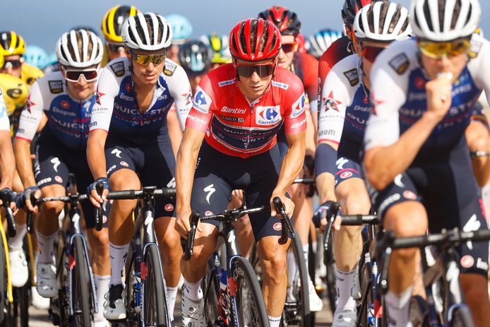 Vuelta-leider Remco Evenepoel te midden van zijn ploeg Quick-Step Alpha Vinyl.