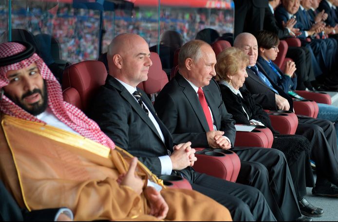 Bin Salman tijdens het WK van 2018 met naast hem FIFA-baas  Gianni Infantino en de Russische president Vladimir Poetin.