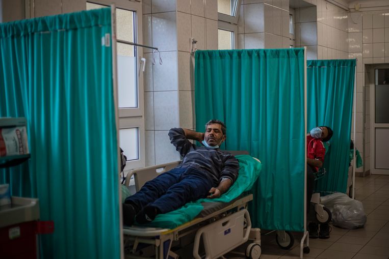 De Syrische migrant Masour Nassar uit Aleppo in een Pools ziekenhuis, waar hij terechtkwam nadat hij de grens met Wit-Rusland had weten te passeren.  Beeld EPA