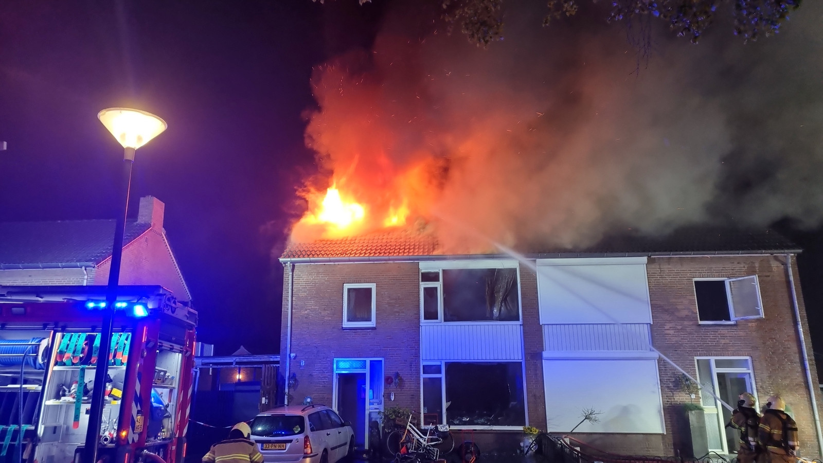 Bij de woningbrand in Helvoirt kwamen de vlammen uit het dak.