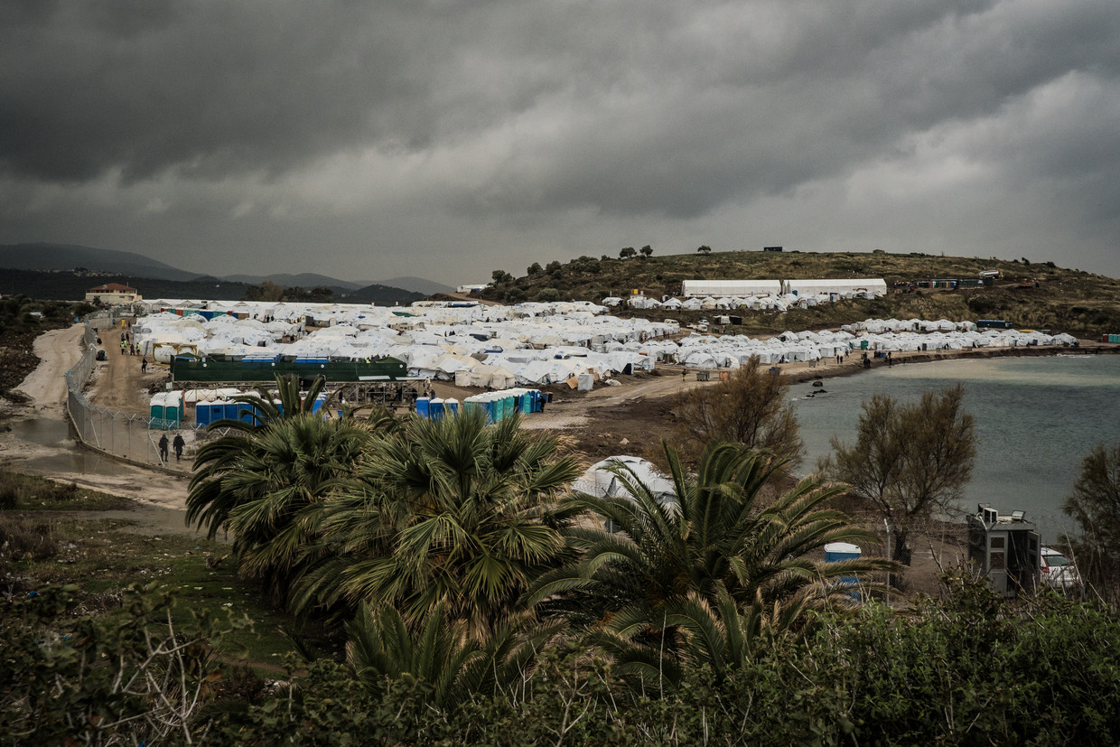 Het nieuwe kamp met de witte UNHCR-tenten. Beeld Nicola Zolin